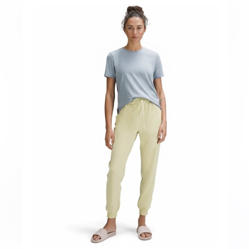Lululemon Stretch High-Rise Jogger
Full Length Finch Yellow Size 4 EUC!